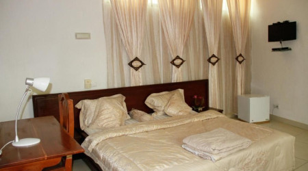 Private shower/Longterm/Decent B&B