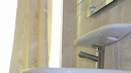 Private shower/Longterm/Decent B&B