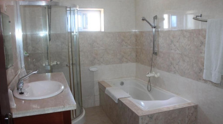 Private shower/Longterm/Decent B&B