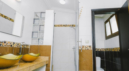 Private shower/Longterm/Decent B&B