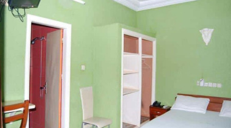 Private shower/Longterm/Decent B&B