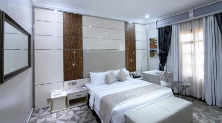 Private shower/Longterm/Decent B&B