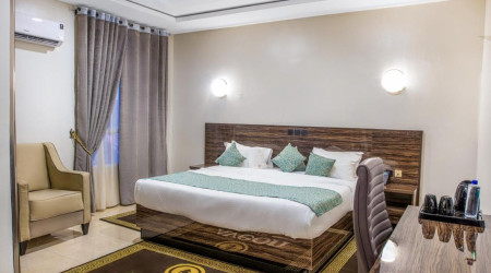 Private shower/Longterm/Decent B&B