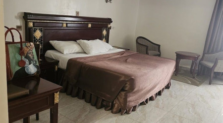 Private shower/Longterm/Decent B&B