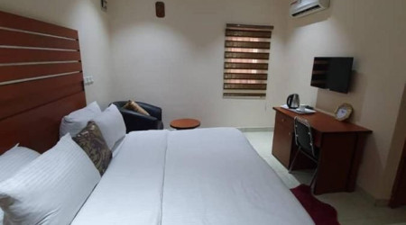 Private shower/Longterm/Decent B&B