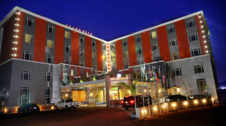 Grand Pela Hotel & Suites