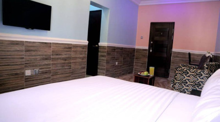 Private shower/Longterm/Decent B&B