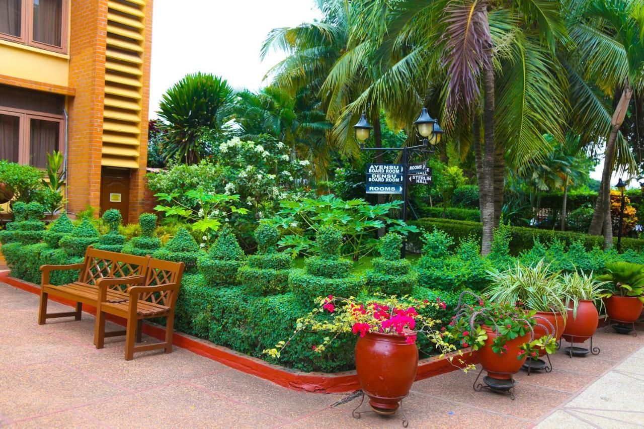 Coconut Grove Regency Hotel 