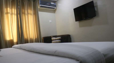 Private shower/Longterm/Decent B&B