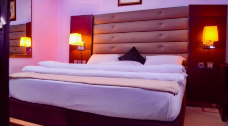 Private shower/Longterm/Decent B&B