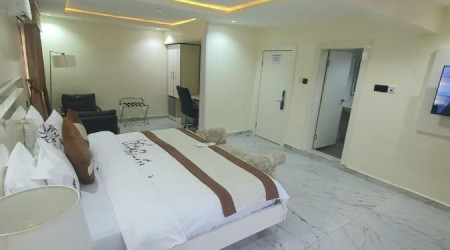 Private shower/Longterm/Decent B&B