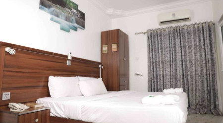 Private shower/Longterm/Decent B&B