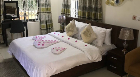 Private shower/Longterm/Decent B&B